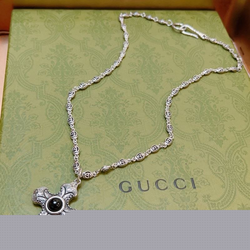 G*u*i necklaces